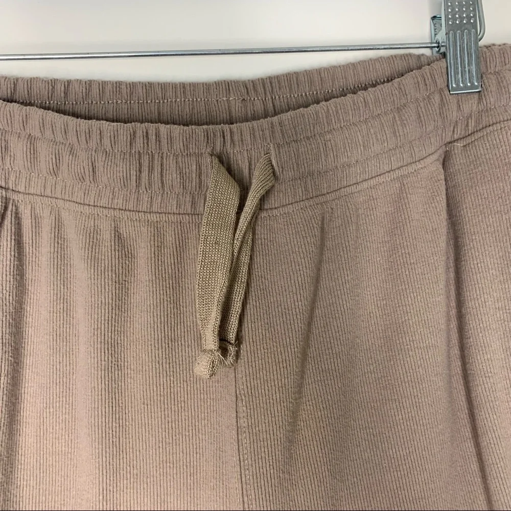 H&M brown ribbed pull up loose shorts Large - Picture 6 of 12